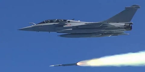 வானிலிருந்து தரை இலக்கை தாக்கும் தொலைதூர வெடிகுண்டு வெற்றிகர பரிசோதனை : டிஆர்டிஓ