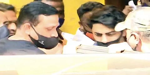 சிறையிலிருந்து வெளியேறினார் ஷாருக்கான் மகன் ஆர்யன்கான்