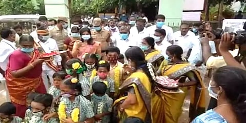 திருவாரூரில் பள்ளிக்கு வந்த மாணவர்களை மேளதாளம் முழங்க மாலையிட்டு வரவேற்ற ஆட்சியர்