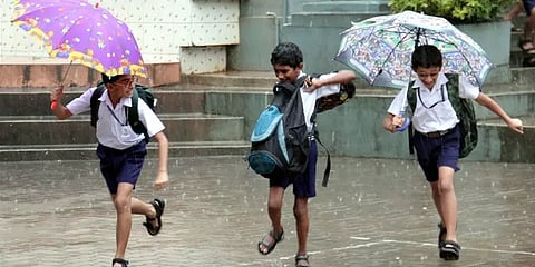 கனமழை எதிரொலி: எந்தெந்த மாவட்டங்களில் பள்ளிகளுக்கு இன்று விடுமுறை?