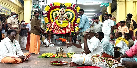 மேல்மலையனூர்: பக்தர்கள் இன்றி அங்காளம்மன் கோயிலில் நடைபெற்ற ஊஞ்சல் உற்சவம்