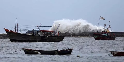காற்றழுத்த தாழ்வுப்பகுதி - மீனவர்களுக்கு எச்சரிக்கை
