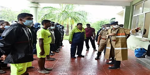 பேரிடர் மீட்பு  குழுவினருக்கான பாதுகாப்பு உபகரணங்களை ஆய்வு செய்த சங்கர் ஜிவால்