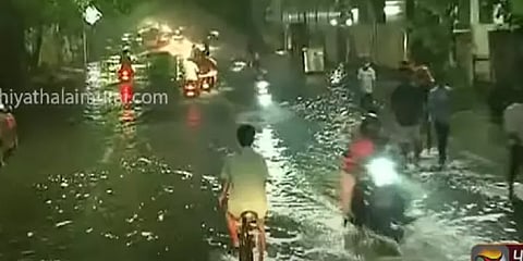 சென்னை ஆழ்வார்பேட்டையில் தேங்கிய மழைநீர் - பொதுமக்கள் கடும் அவதி
