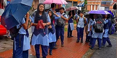 டெல்டா மாவட்டங்களில் நவ.10ம் தேதி பள்ளி, கல்லூரிகளுக்கு விடுமுறை அறிவிப்பு