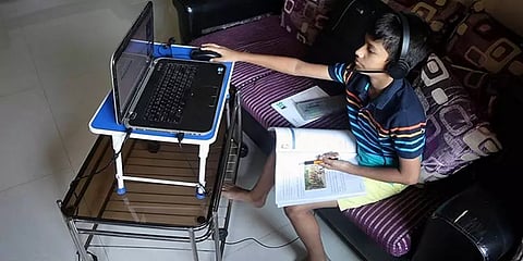 மழை விடுமுறையின் போதும் தடையின்றி நடக்கும் ஆன்லைன் வகுப்புகள்... அரசு செய்யவேண்டியது என்ன?