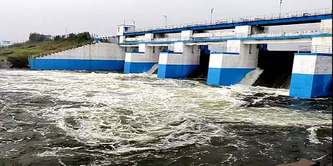 விடிய விடிய விடாமல் பெய்த கனமழை: புழல், பூண்டி ஏரிகளில் அதிக நீர் வெளியேற்றம்