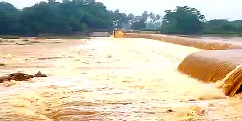 பிச்சாட்டூர் அணையில் இருந்து திறக்கப்பட்ட உபரி நீர்: ஆரணியாற்றில் 3 இடங்களில் கரை உடைப்பு