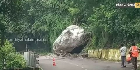 ஏற்காடு மலைப்பாதையில் சரிந்து விழுந்த ராட்சத பாறை வெடிவைத்து அகற்றம்