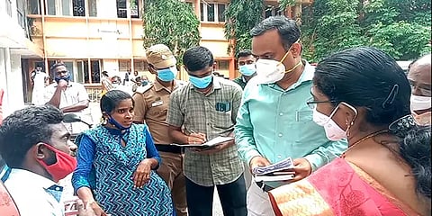 மக்கள் குறைதீர் கூட்டம்: மாற்றுத் திறனாளிகளை தேடிச்சென்று மனுக்களை பெற்ற  ஆட்சியர்