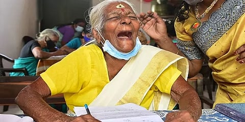 எழுத்தறிவு தேர்வில் 100-க்கு 89 மதிப்பெண்கள் எடுத்த 104 வயதான கேரள மூதாட்டி