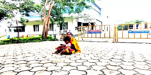 வேறொரு பெண்ணை திருமணம் செய்த கணவர்: மீட்டுத் தரக்கோரி தர்ணா போராட்டத்தில் ஈடுபட்ட மனைவி