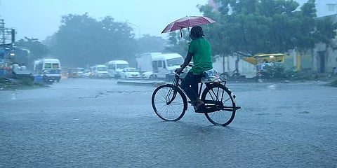தமிழகத்தில் 10 மாவட்டங்களுக்கு கனமழை எச்சரிக்கை: சென்னை வானிலை மையம்
