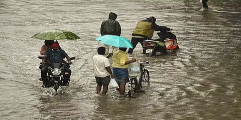 சென்னைக்கு மிக கனமழை எச்சரிக்கை - ஏரிகளில் இருந்து நீர்திறப்பு அதிகரிப்பு