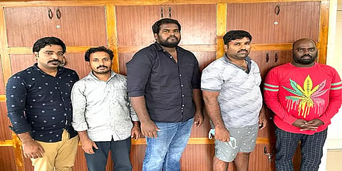 தனியார் விடுதியில் பாலியல் தொழில் நடத்தியதாக 5 பேர் கைது: 4 இளம் பெண்கள் மீட்பு