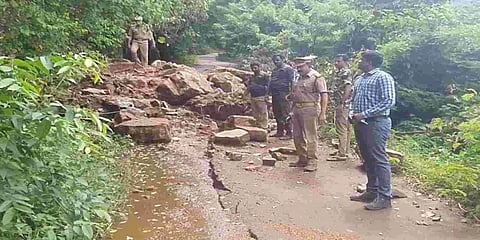 தொடர் மழை: வாணியம்பாடி அருகே மலைச்சாலையில் நிலச்சரிவு