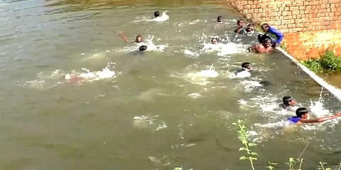 பெரம்பலூர்: 14 ஆண்டுகளுக்குப் பிறகு நிரம்பிய ஏரி - மலர் தூவி வரவேற்ற மக்கள்!