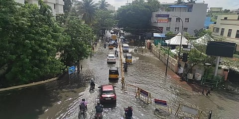 வெள்ளத்தில் தத்தளிக்கும்  தி.நகர் சாலைகள்