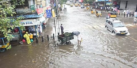 சென்னையில் பல இடங்களில் தேங்கிய மழைநீர் – போக்குவரத்து பாதிப்பு