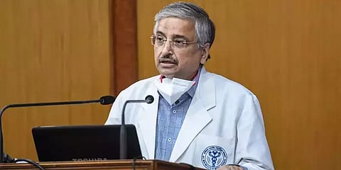 “ஒமிக்ரான் கொரோனாவுக்கு எதிராக தற்போதைய தடுப்பூசியின் செயல்திறன் குறையலாம்”-எய்ம்ஸ் தலைவர்
