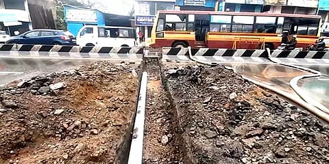 மழை நீரை அகற்ற சாலையை உடைத்ததால் பூந்தமல்லியில் போக்குவரத்து நெரிசல்