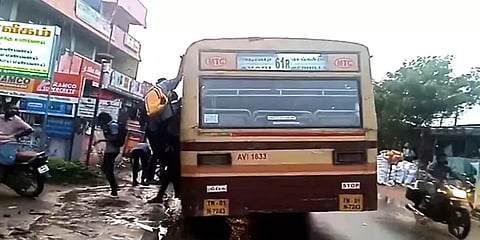 சென்னை:  ஆபத்தை உணராமல் அரசு பேருந்தில் பயணம் செய்யும் பள்ளி மாணவர்கள்