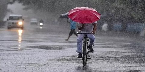 கோவையில் நேற்று கனமழை - இன்று கடும் பனிமூட்டம்