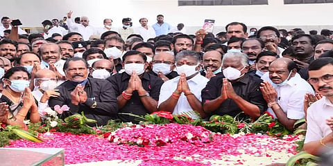 ஜெயலலிதாவின் 5ஆம் ஆண்டு நினைவு தினம் – நினைவிடத்தில் ஓபிஎஸ், ஈபிஎஸ் அஞ்சலி