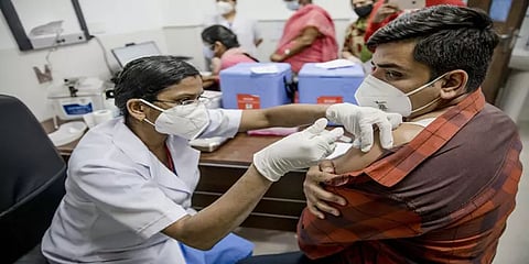 தடுப்பூசி செலுத்தாமல் போலி சான்றிதழ் வழங்கினால் கடும் நடவடிக்கை: சுகாதாரத்துறை எச்சரிக்கை