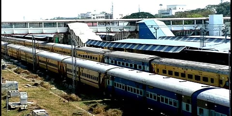 கேரளா: ஆரியங்காவு அருகே ரயில் பாதையில் நிலச்சரிவு –  ரயில்கள் ரத்து