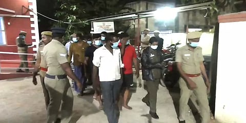 கொள்ளை வழக்கில் தொடர்புடையவரை பிடிக்க வந்த காவலர்கள் மீது தாக்குதல்: 10 பேர் கைது