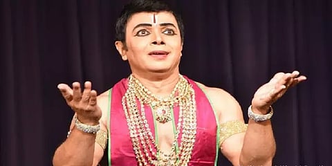 ஸ்ரீரங்கம் கோயிலில் பரதநாட்டிய கலைஞருக்கு அனுமதி மறுப்பு? புகாரும்.. விளக்கமும்