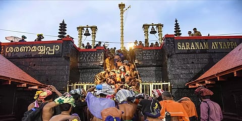 விடுமுறை நாளில் சபரிமலையில் அதிகரித்த பக்தர்களின் கூட்டம்