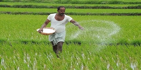 உரம் தொடர்பான புகார்களை தெரிவிக்க உதவி மையம் மற்றும் வாட்ஸ்அப் எண் அறிமுகம் 