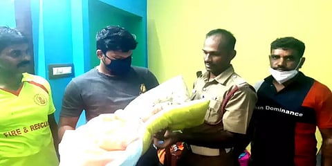 பெற்றோர் அலட்சியம்: வீட்டிற்குள் சிக்கிக் கொண்ட குழந்தை - பத்திரமாக மீட்பு