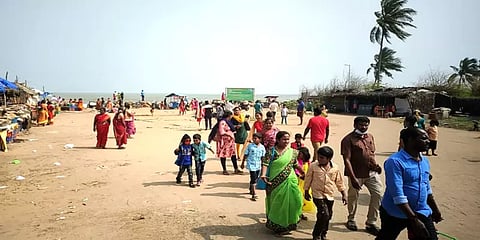விடுமுறை தினம்: பூம்புகாரில் குவிந்த சுற்றுலா பயணிகள் - மகிழ்ச்சியில் வியாபாரிகள்