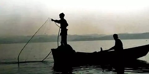 மேலும் 14 தமிழக மீனவர்களை கைது செய்தது இலங்கை கடற்படை