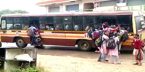  பள்ளி நேரத்தில் பஸ் இல்லை: ஆபத்தான பயணம் மேற்கொள்ளும் மலைகிராம மாணவர்கள்