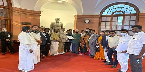 மீனவர்களை விடுவிக்க நடவடிக்கை எடுக்க வெளியுறவுத்துறை அமைச்சரை சந்தித்த திமுக எம்.பிக்கள்