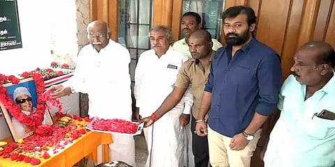 எம்ஜிஆர் பெயரை உச்சரிக்காமல் தமிழகத்தில் யாரும் அரசியல் செய்யமுடியாது: அன்வர் ராஜா