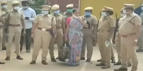 ஒரு மாதம் பரோல் -  சிறையில் இருந்து வெளியே வந்தார் நளினி