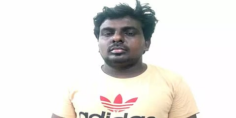 மசால் பொடி குடோனில் பதுக்கி வைத்திருந்த ரூ. 17 லட்சம் மதிப்புள்ள 1 டன் குட்கா பறிமுதல்