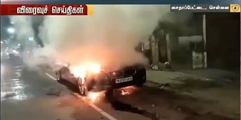 சென்னை: சாலையில் சென்றபோது தீப்பற்றி எரிந்த சொகுசு கார்   