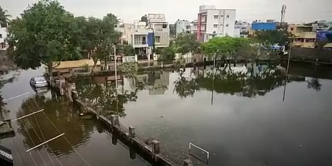 மாங்காடு நகராட்சி: குடியிருப்புகளை சூழ்ந்துள்ள மழை வெள்ளத்தால் இயல்பு வாழ்க்கை பாதிப்பு