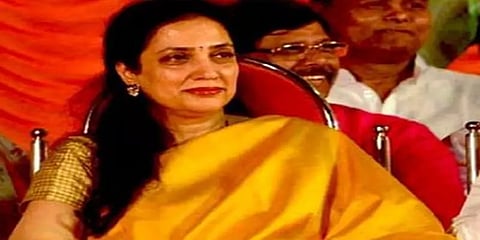 மகாராஷ்டிரா முதல்வரின் மனைவியை குறித்து சர்ச்சை 'ட்வீட்': பாஜக தொண்டருக்கு சம்மன்