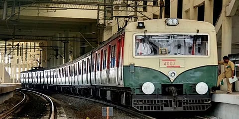 புறநகர் ரயிலில் பயணிக்க 2 டோஸ் தடுப்பூசி கட்டாயம் - தெற்கு ரயில்வே