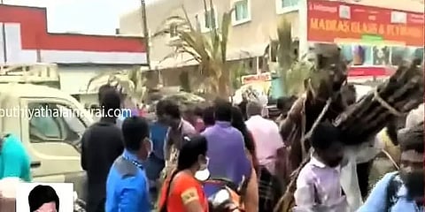 சென்னை: வளசரவாக்கத்தில் இலவச கரும்பு பெற ஊரடங்கை மீறி ஒன்று கூடிய பொதுமக்கள்