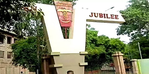 மதுரை: மருத்துவக் கல்லூரி மாணவர்கள் 6 பேர் உட்பட 10 பேருக்கு கொரோனா