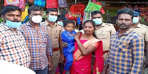 பெற்றோரை காணாமல் பரிதவித்த 3 வயது சிறுவன்: பத்திரமாக ஒப்படைத்த போலீசார்