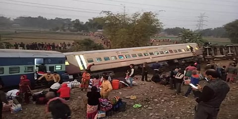 மேற்கு வங்கத்தில் ரயில் தடம் புரண்டு விபத்து: உயிரிழந்தோர் எண்ணிக்கை 6ஆக அதிகரிப்பு